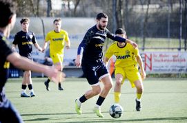 Kenan Kasikci (blaues Trikot) und der TSV Ehningen müssen sich mit einem 3:3 gegen den SV Waldhausen zufrieden geben.